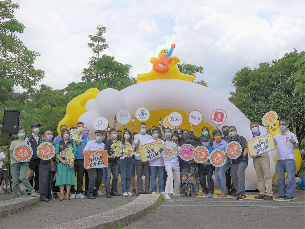 黃珊珊副市長(前排右7)、臺北市政府產業發展局局長林崇傑(前排右8)、商業處處長高振源(前排左4)、天母商圈理事長唐笛(前排右6)與貴賓合影(圖片來源：臺北市商業處)