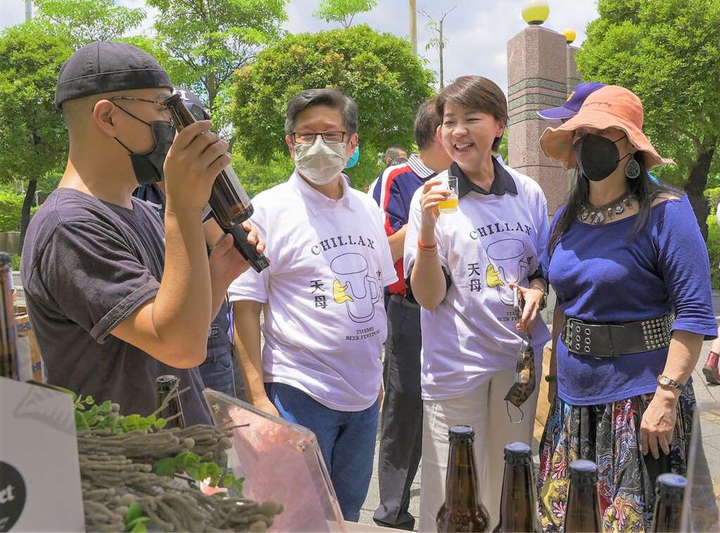 黃珊珊副市長(右2)、臺北市政府產業發展局局長林崇傑(左2)、天母商圈理事長唐笛(右1)品嘗特仕版啤酒(圖片來源：臺北市商業處)