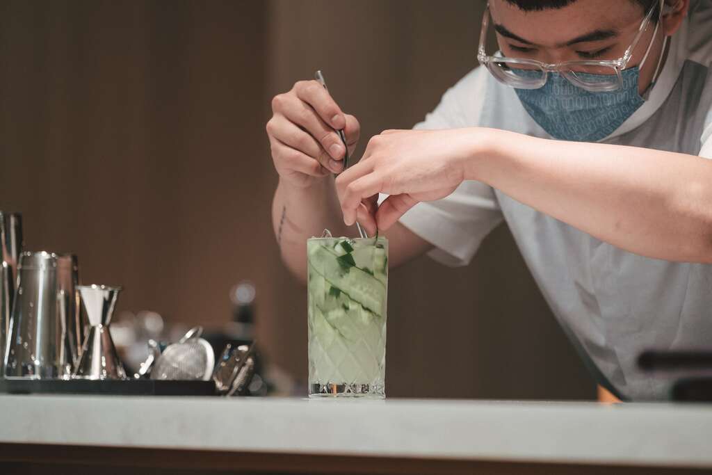 調酒師將調酒技法、食材應用於無酒精調酒中，為飲品增添層次。（攝影／蔡耀徵）