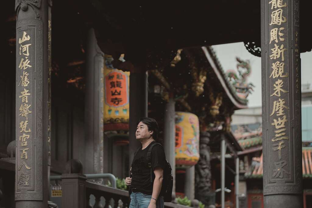 賴有賢時常遊走於台北街頭，浸淫於廟宇宇化與在地人文中，汲取城市帶來的創作養分。（攝影／彭柏璋）