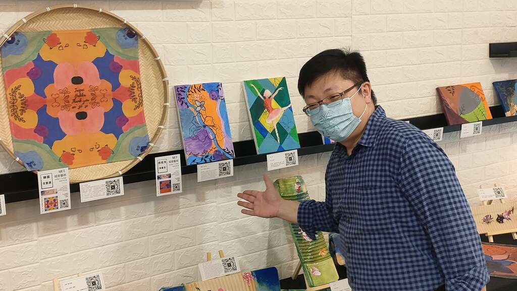 北市客委會主委徐世勲蒞臨成果展現場欣賞學員作品並為青年學子加油打氣(圖片來源：臺北市政府客家事務委員會)