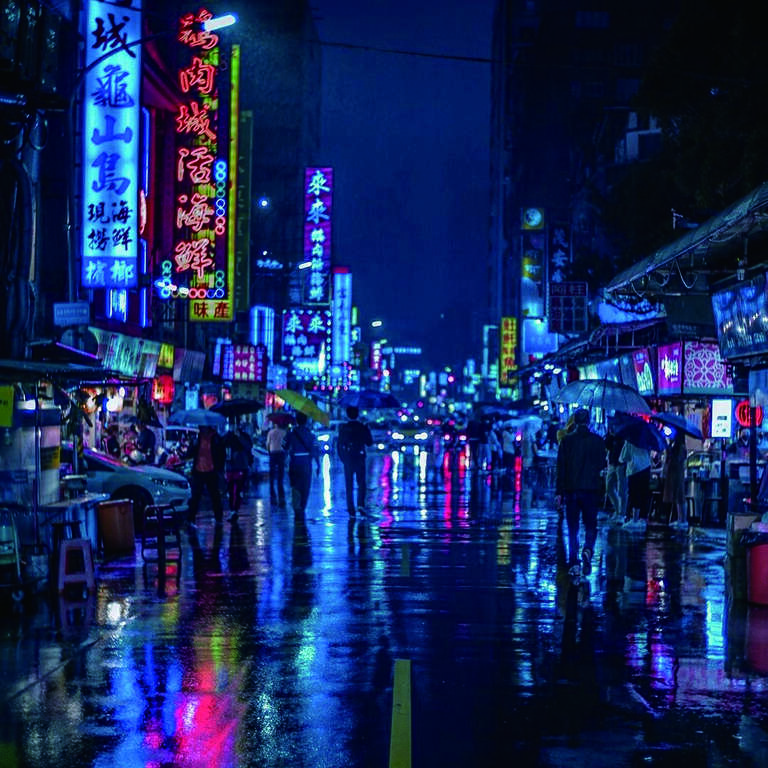 密集的招牌以及霓虹灯光所营造出的「赛博庞克」风格，使安田夏树对台北街景特别着迷，因此经常藉由镜头记录这些画面。（图／安田夏树）