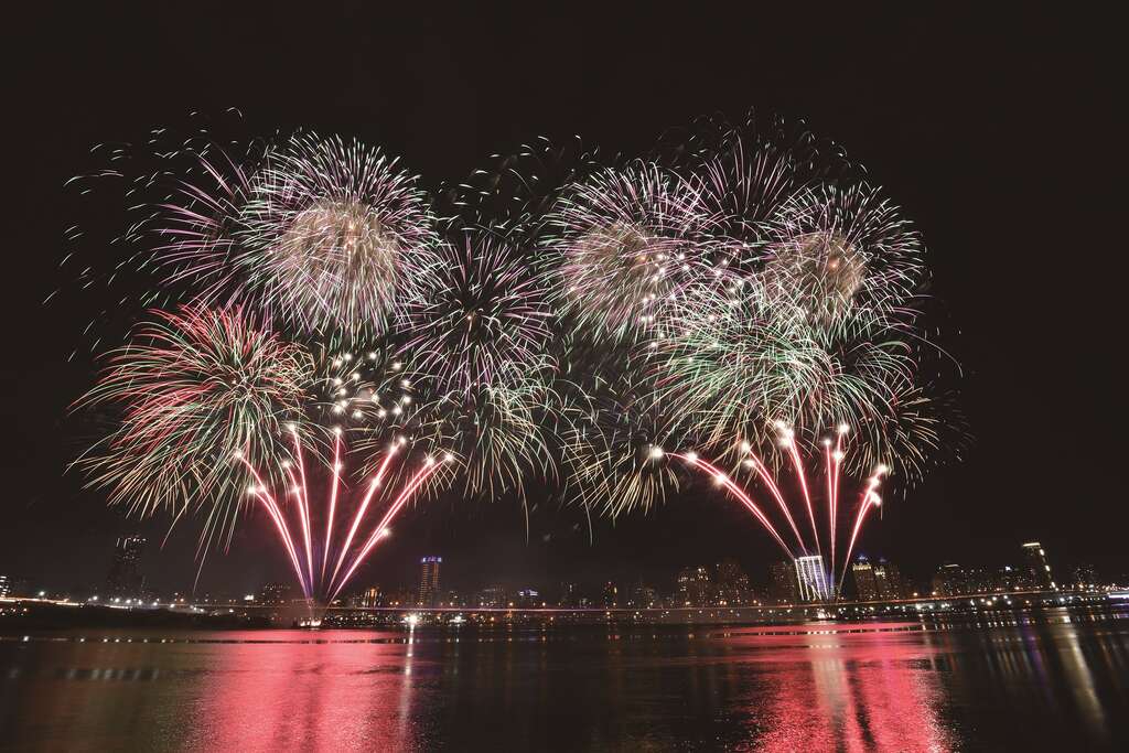 煙火秀，照亮整個台北水岸夜空，讓所有人都感到浪漫又幸福