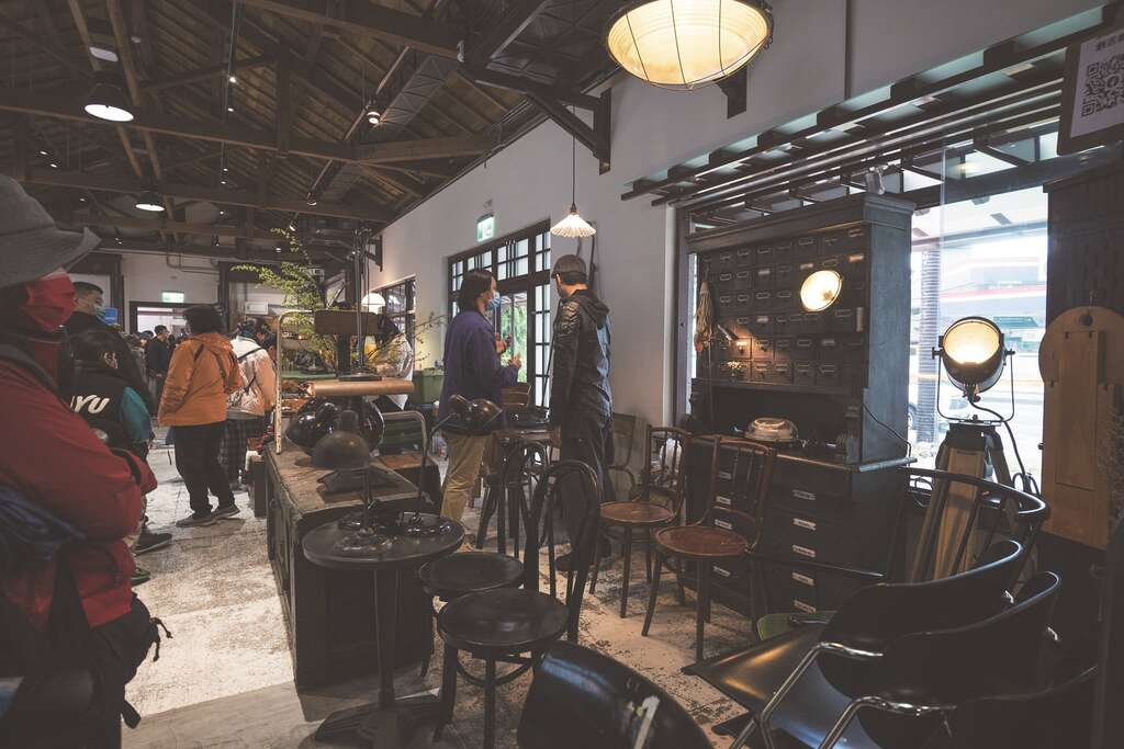 「台北蚤之市」是老物迷心中最佳的淘寶聖地,可在此找到老椅子、燈具、打字機等舊物件。(圖/台北蚤之市)