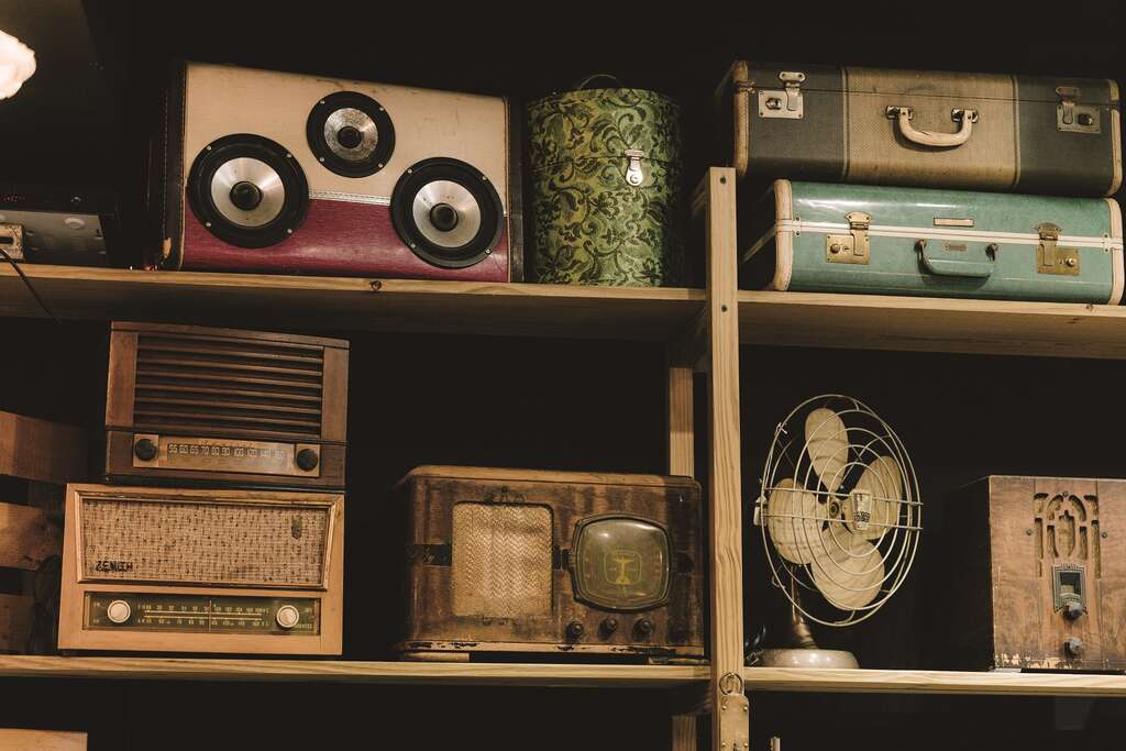 「复古事」贩售如收音机、电扇等老式电器和家具。