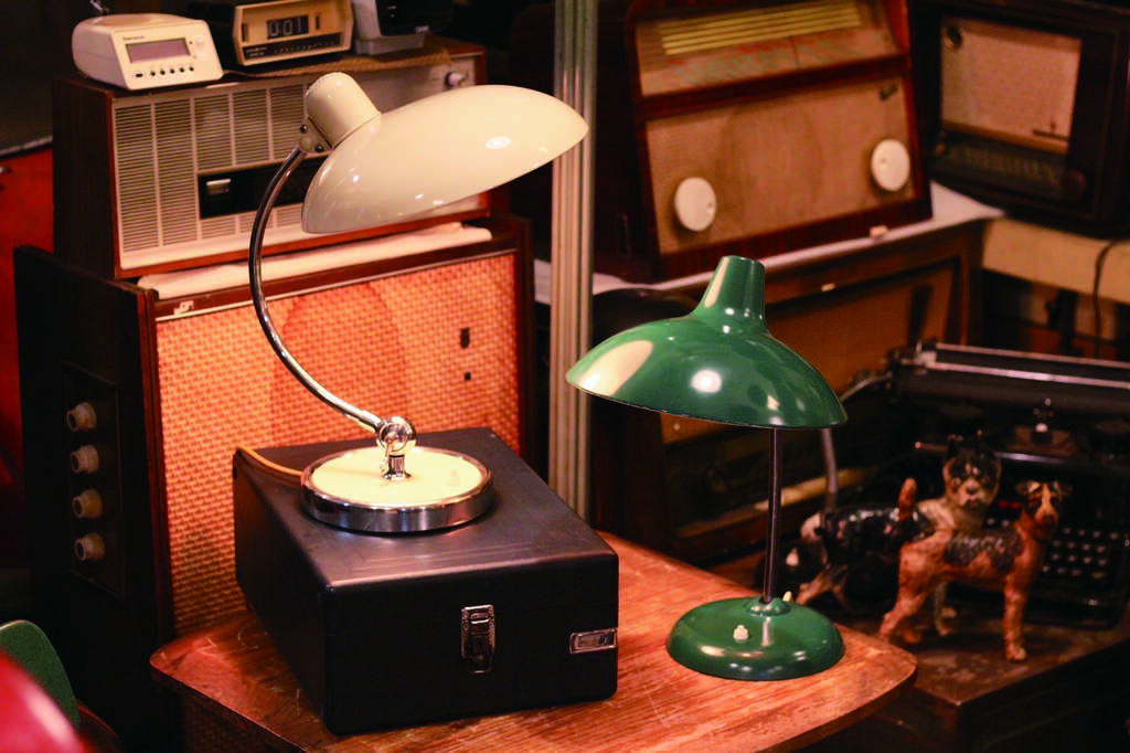 在「Brunswick Antiques」可以找到特色燈具和老式留聲機。（圖／Brunswick Antiques）