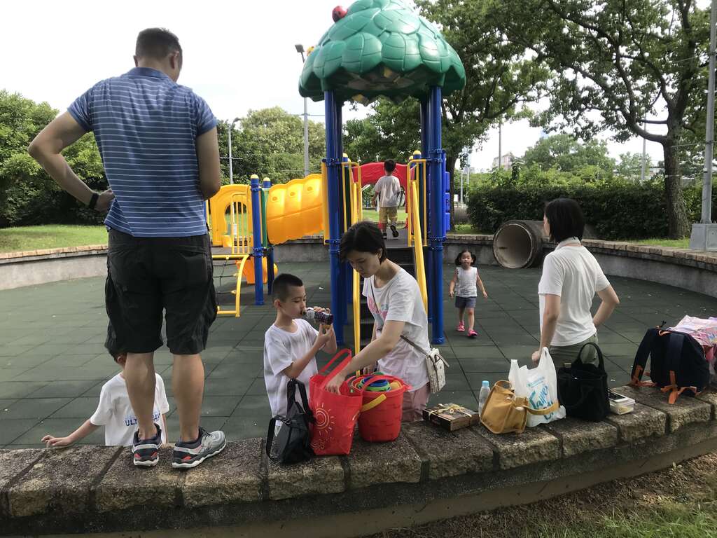 內湖運動公園兒童遊戲場歡迎大人帶小孩來放電玩樂(圖片來源：臺北市政府工務局衛生下水道工程處)