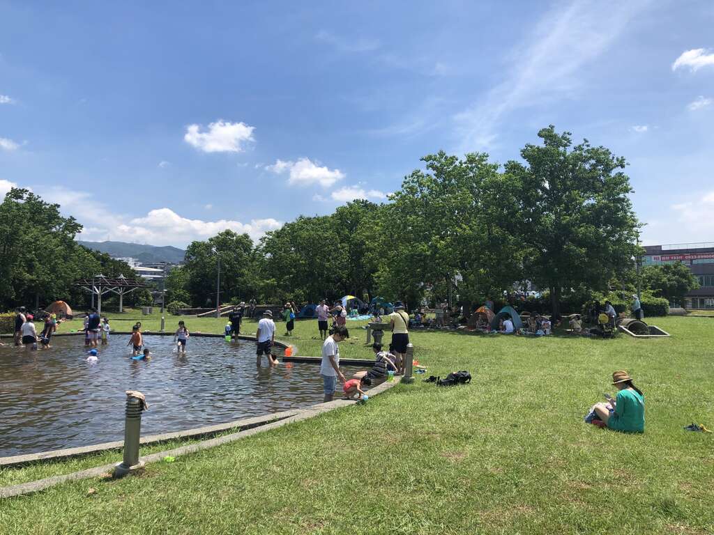 炎炎夏日，很適合來親子戲水池消暑一下(圖片來源：臺北市政府工務局衛生下水道工程處)