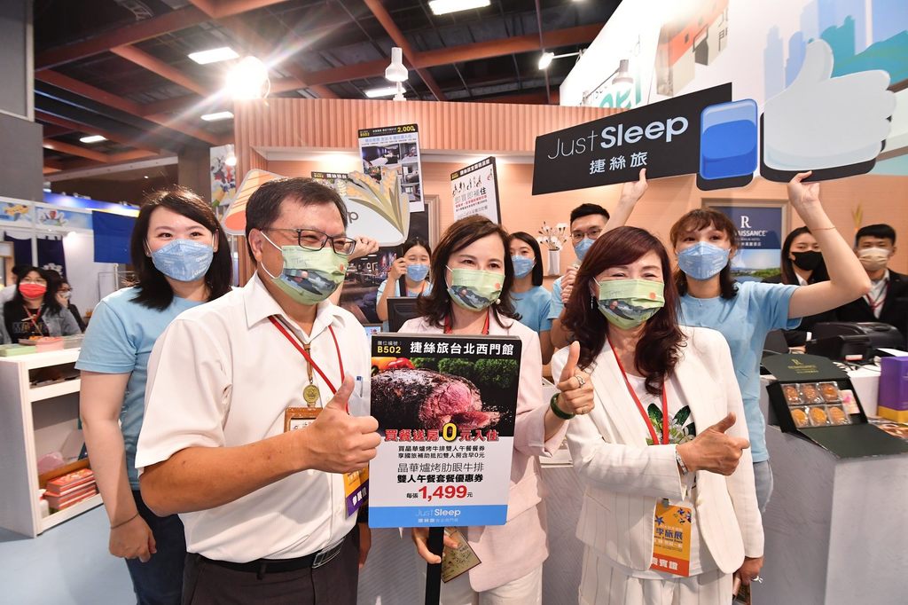臺北市政府觀傳局薛秋火副局長、市長室謝明珠主任、台北市溫泉發展協會周水美理事長與業者合影，一同為觀光產業加油
