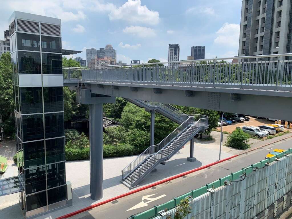 电梯跨堤天桥全新落成，让民众能更加便利的前往河滨公园。(图片来源：台北市政府文化局)