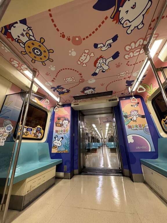 亲子彩绘列车内部充满麻吉猫的身影(图片来源：台北大众捷运股份有限公司)