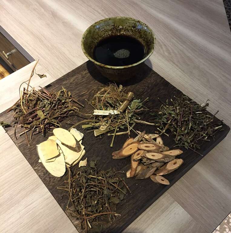 龙山寺小旅行友善店家 老济安 手冲青草茶体验(图片来源：台北市商业处)