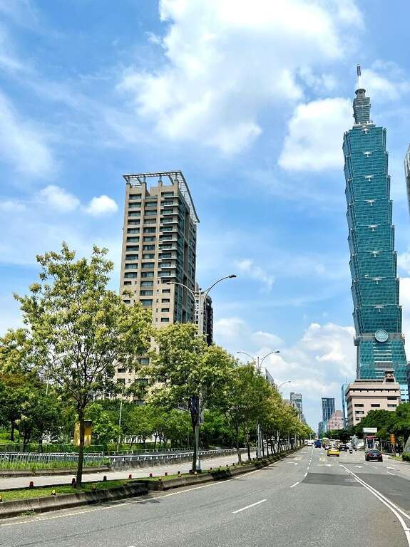 信義區街景(圖片來源：臺北市政府工務局公園路燈工程管理處)