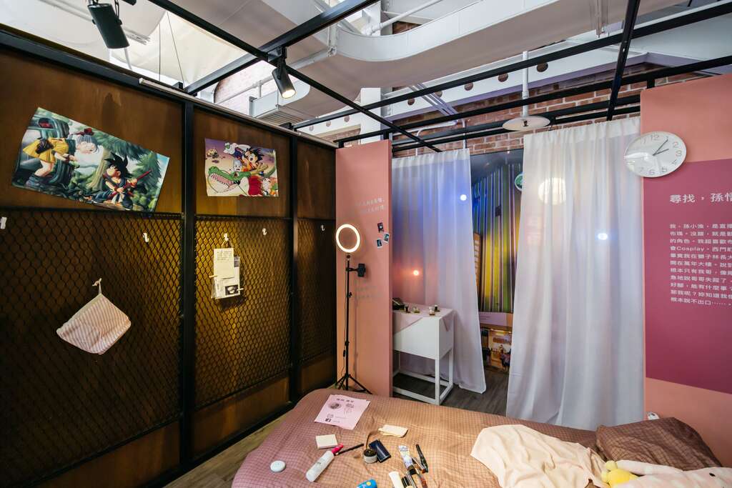 展區三：以散落的化妝品與自拍補光燈營造少女房間氛圍(攝影：汪正翔)(圖片來源：臺北市政府文化局)