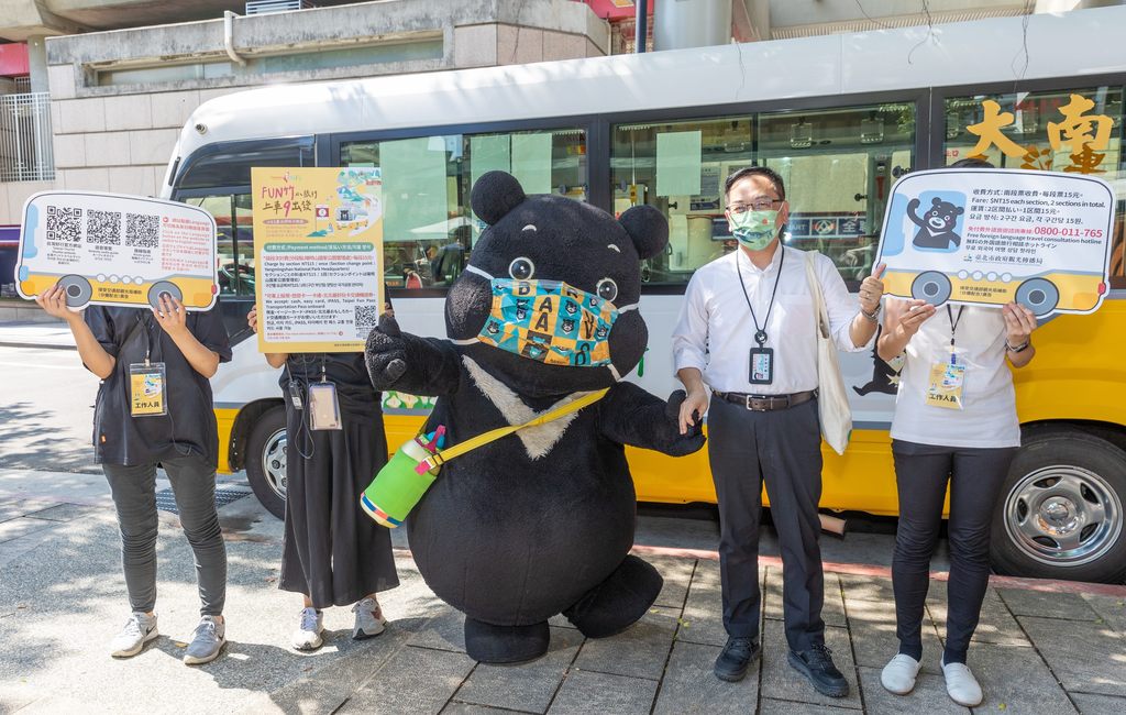 圖3-今年小9公車車廂內新增外語指引，如說明牌、外語諮詢服務，讓國內外旅客都能暢遊
