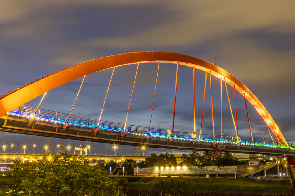 灯影照射下的彩虹桥全景吸引不少摄影爱好者前来取景(图片来源：台北市政府观光传播局)