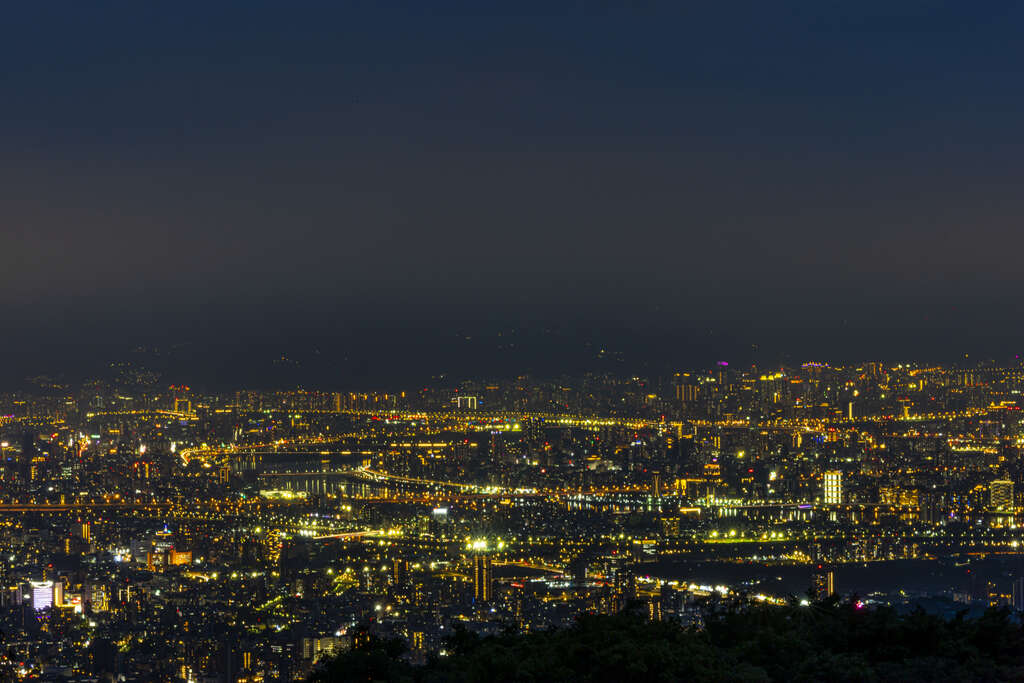 城市亮起灯时的景色令人叹为观止(图片来源：台北市政府观光传播局)