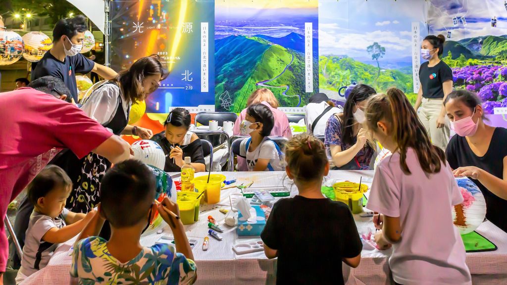 Taiwan_Festa现场台北展区，日本民众及外国旅客体验手绘灯笼，提前感受「2023台湾灯会在台北」热闹气氛1