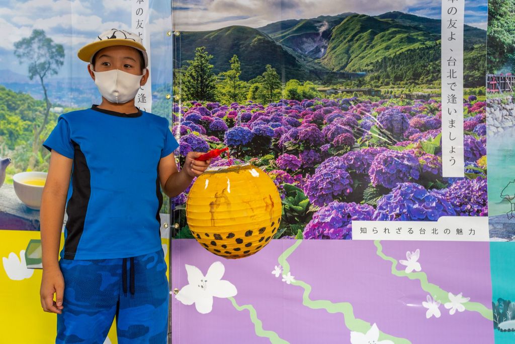 Taiwan_Festa现场台北展区，日本民众体验手绘灯笼，提前感受「2023台湾灯会在台北」热闹气氛2
