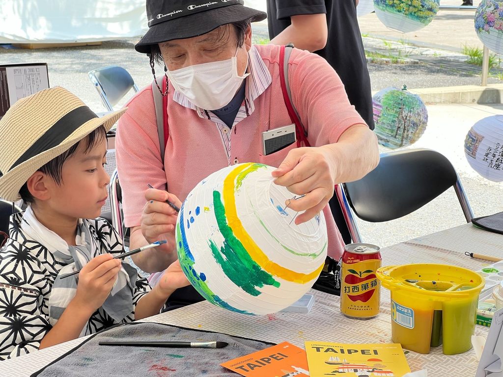 Taiwan_Festa现场台北展区，日本民众体验手绘灯笼，提前感受「2023台湾灯会在台北」热闹气氛1