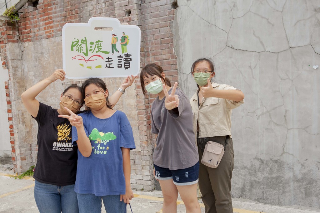民众於关渡老巷弄传统土埆厝前开心合影