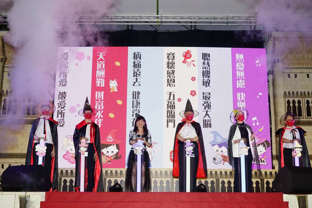 来宾一起精彩开幕(图片来源：台北市政府秘书处媒体事务组)