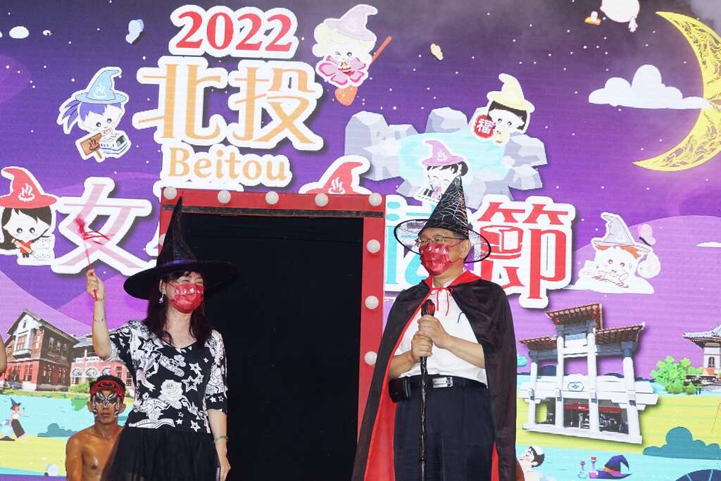 柯文哲市长与北投温泉发展协会理事长周水美(图片来源：台北市政府秘书处媒体事务组)