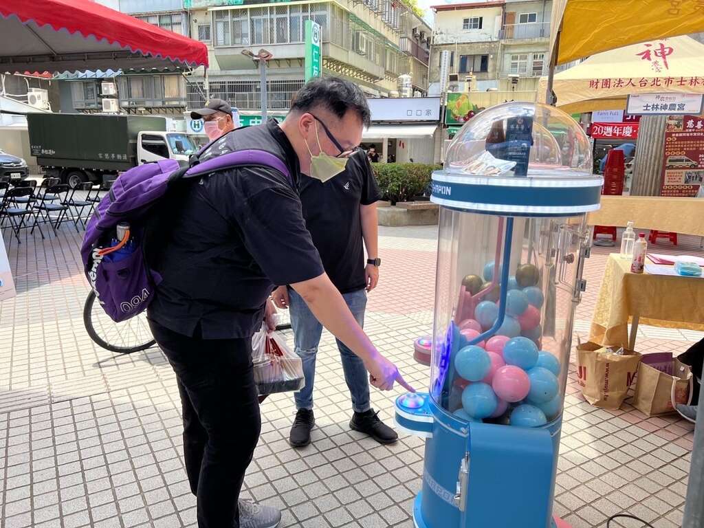民众体验「幸福丰收扭蛋机」(图片来源：台北市商业处)