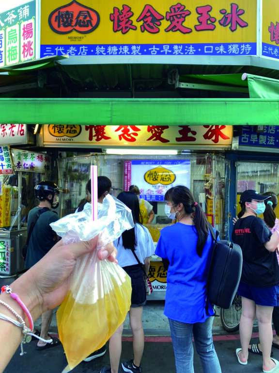 「怀念爱玉冰」传统的袋装饮品是许多人共同回忆。殷振豪来此取景时，也会以此慰劳工作人员。（摄影 Vivienne Lin）