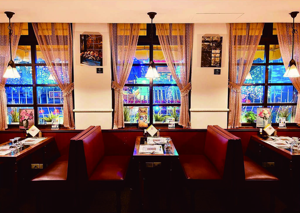 「明星咖啡館」的酒紅色皮椅，帶著舊時代的人文情懷。（圖／明星咖啡館）