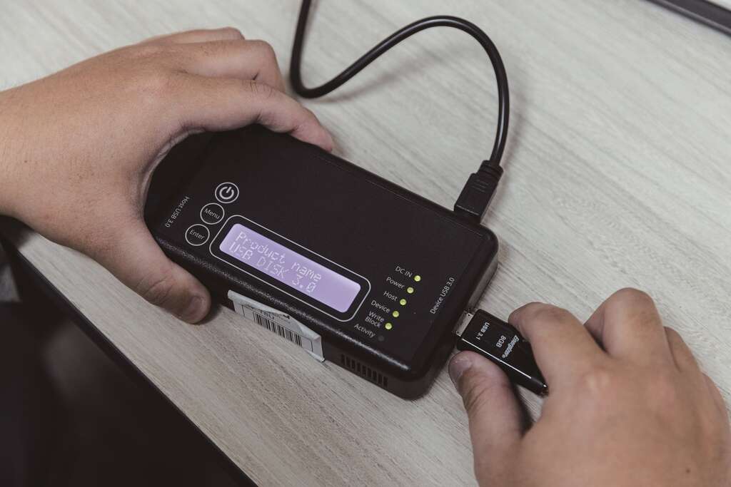资安事件分析工程师会借助专业采证仪器，蒐集骇客的犯罪证据。（摄影／林冠良）
