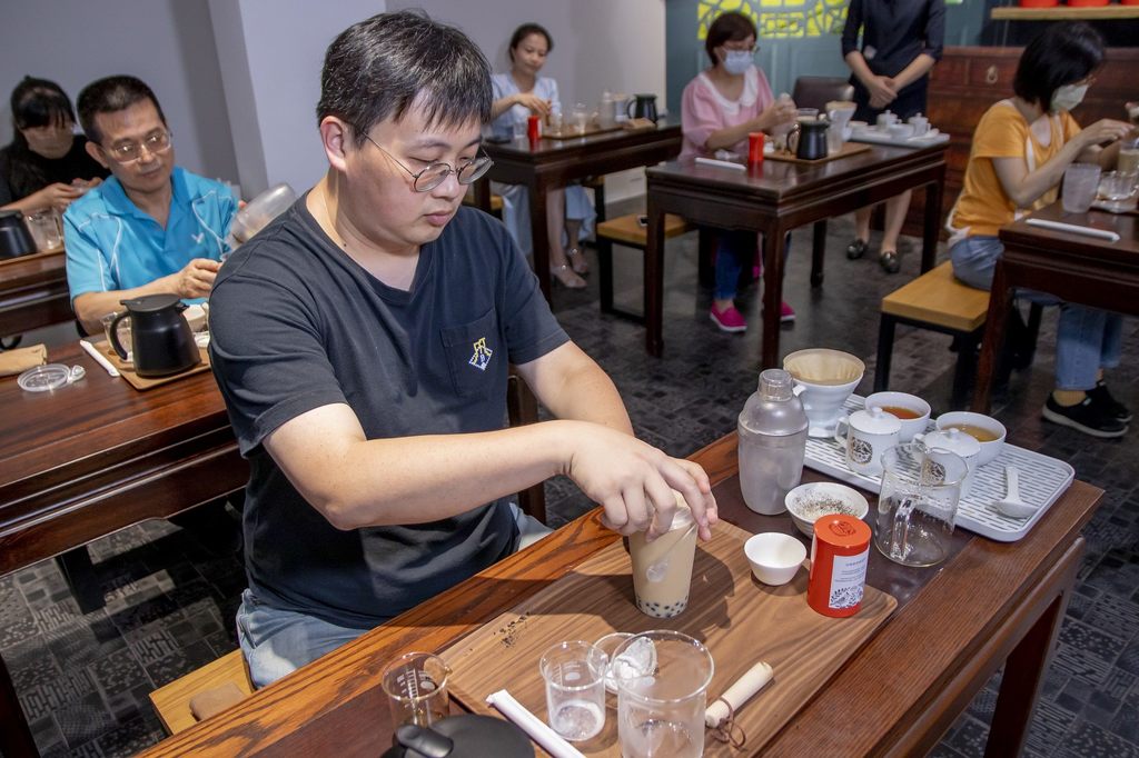 观传局刘奕霆局长手摇珍奶体验