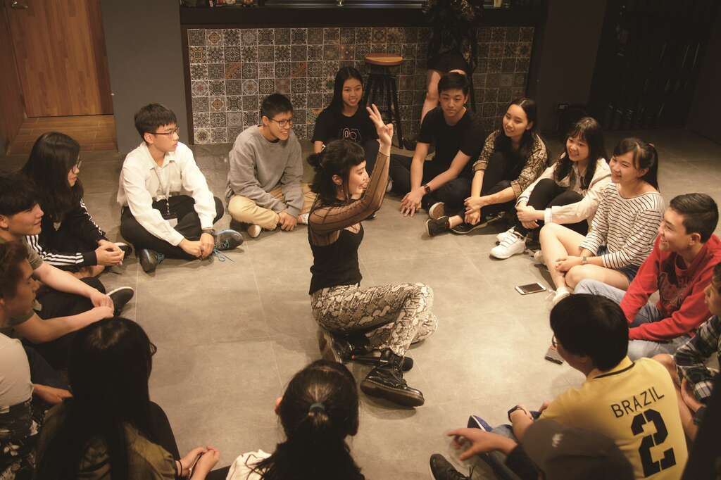 陳震宇與自學生們透過定期聚會，交換自學心得和意見。（圖／陳震宇）