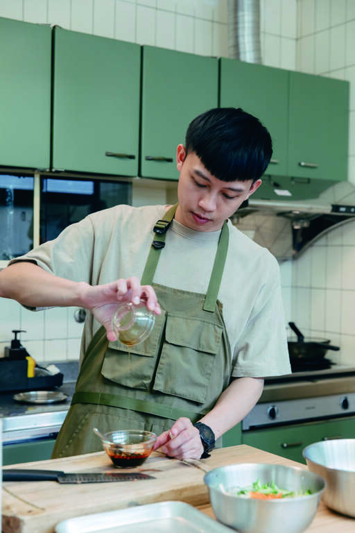 Ayo調製蘸醬，讓料理香氣更飽滿、吃起來更添層次。（攝影／蔡耀徵）
