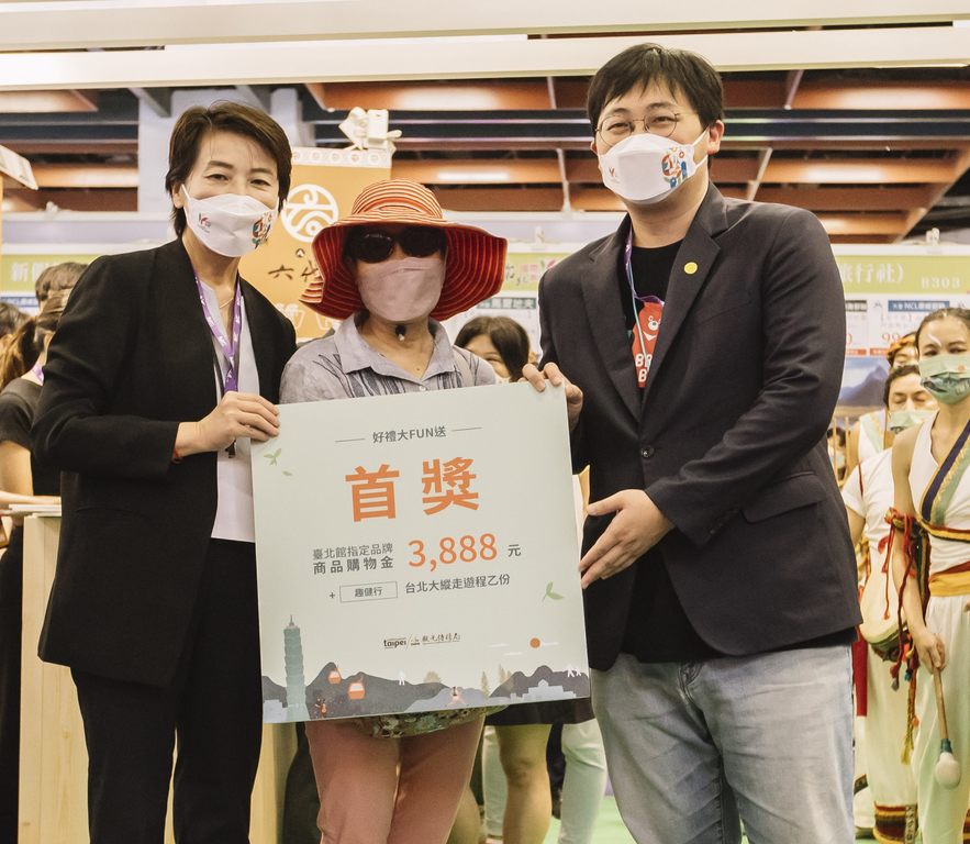 4._黄珊珊副市长抽出观光博览会台北馆首奖并与幸运民众合影.JPG