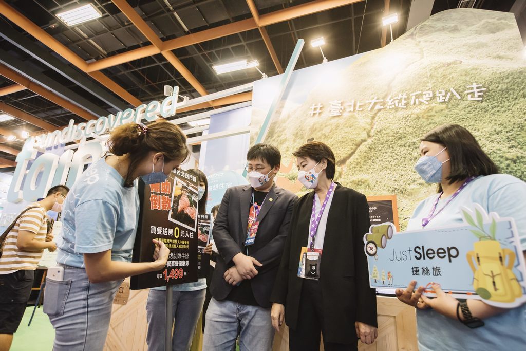 6._台北馆参展业者向黄珊珊副市长、刘奕霆局长介绍特色商品.JPG