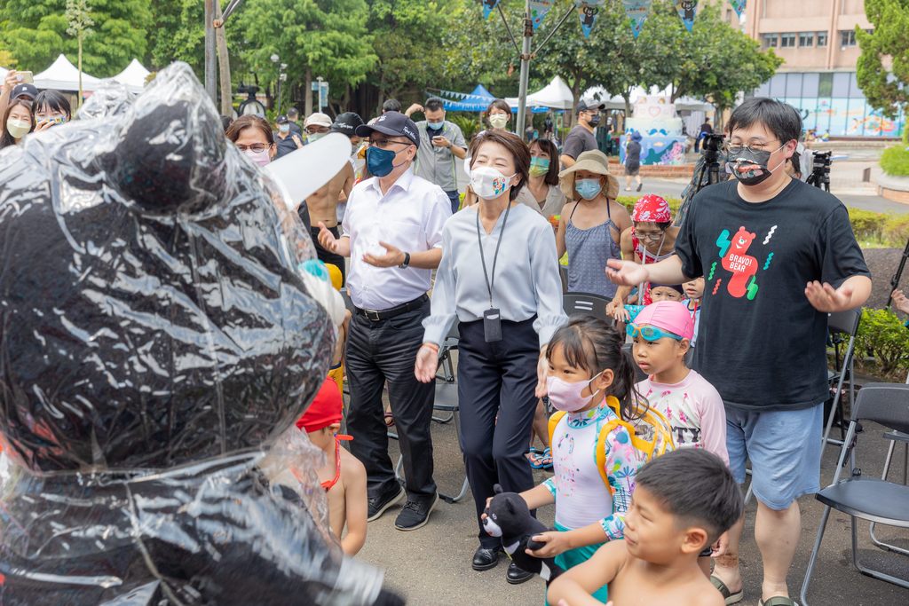 记者会现场黄副市长(右二)、刘局长(右一)、刘处长(左一)与熊赞及现场民众一起跳暖身操