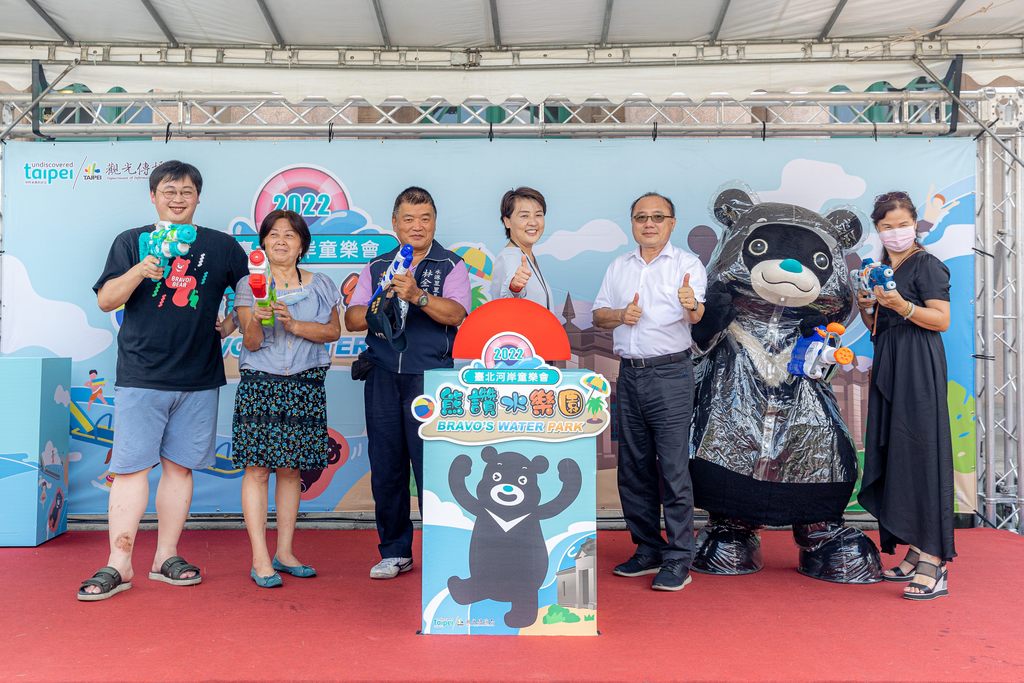 台北市黃副市長(右三)、陳處長(右二)、劉局長(左一)、周理事長(左二)、蔡副理事長(右一)為2022年熊讚水樂園進行開幕啟動儀式