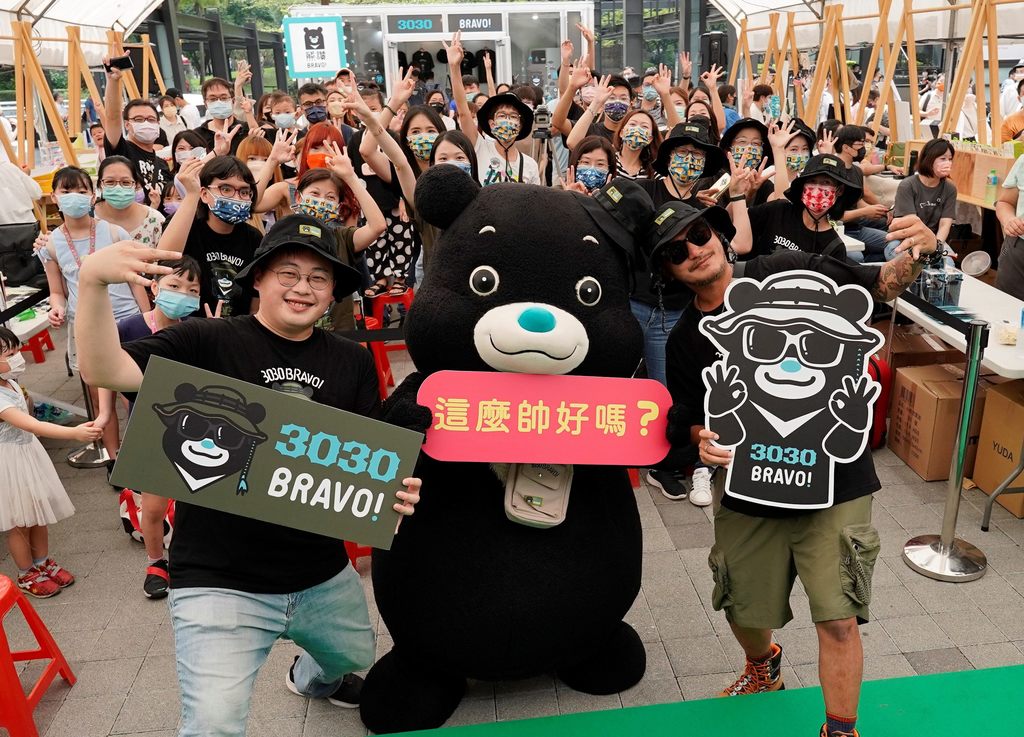 熊赞与KID林柏昇8月20日於信义香堤广场举办一日店长活动，吸引许多粉丝前来购买.JPG(图片来源：台北市政府观光传播局)