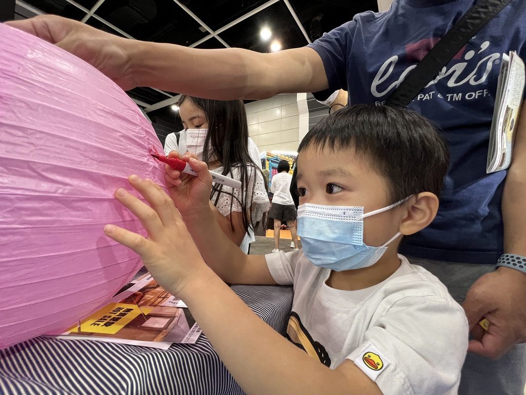 民众手绘小提灯(图片来源：台北市政府观光传播局)