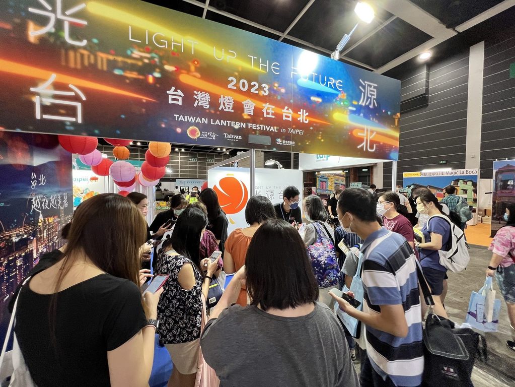 香港旅展的热闹，可见民众疫後出游的迫切(图片来源：台北市政府观光传播局)