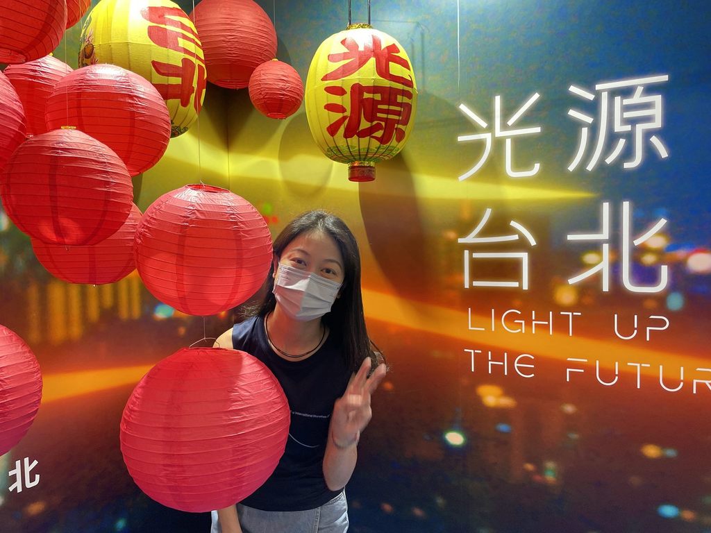 「我与百年灯艺最合拍」，香港民众争相拍照分享(图片来源：台北市政府观光传播局)