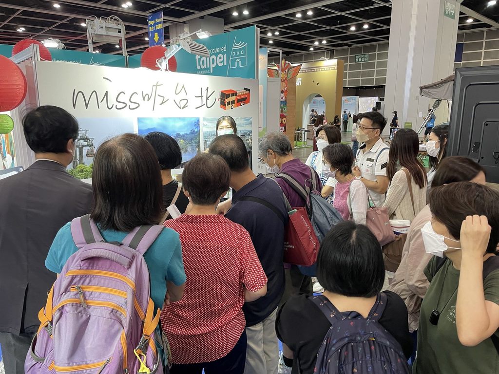 民众排队猜灯谜，争抢台北纪念品(图片来源：台北市政府观光传播局)