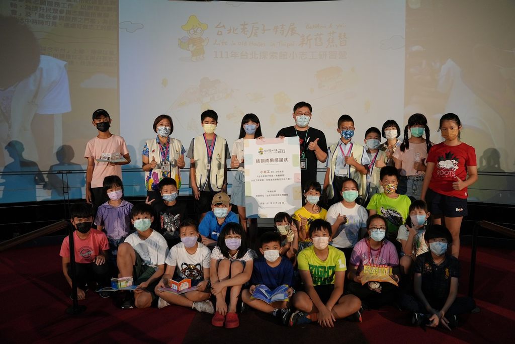 台北市观光传播局刘奕霆局长与参训学员於结训典礼开心合影.JPG
