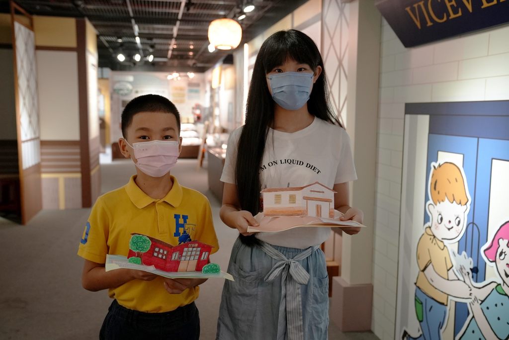 西松国小六年级赖妤蓁(右)和东园国小五年级高唯恪(左)展示立体老房子卡片.JPG