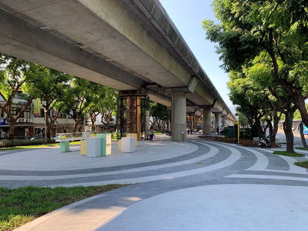 微笑广场照片(图片来源：台北市政府工务局公园路灯工程管理处)