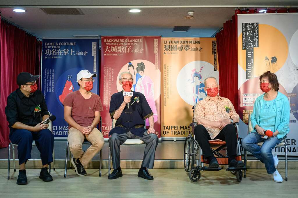 (左起)《功名在掌上》导演许紘源、陈冠霖、陈锡煌艺师、许王艺师及许娟娟女士(摄影王世邦)(图片来源：台北市政府文化局)
