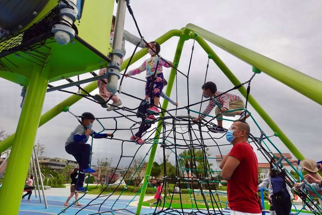 孩童开心游玩攀爬网，体会当小小蜘蛛人的乐趣(图片来源：台北市政府工务局卫生下水道工程处)