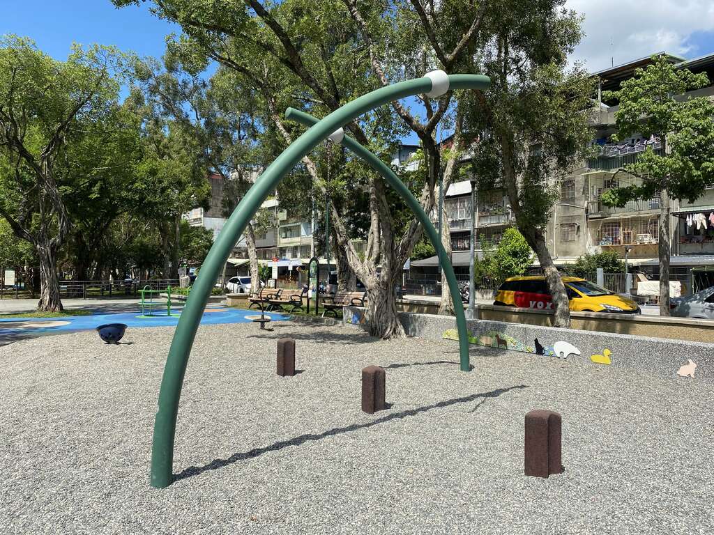 森林泰山游具.JPG(图片来源：台北市政府工务局公园路灯工程管理处)