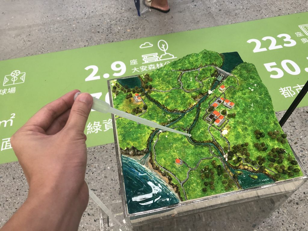 位於「永续发展」展区的「会呼吸的海绵城市」立体模型区，可让民众动手操作简单的小实验，了解台北神奇的吸水能力。.JPG